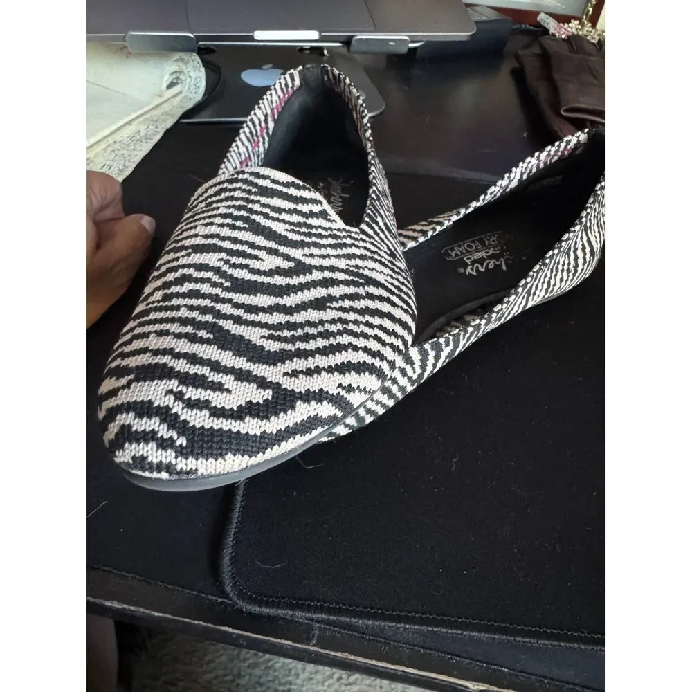 Skechers Women's Size 8 Zebra Print Knit Pointed Toe Memory Foam Slip On Flats